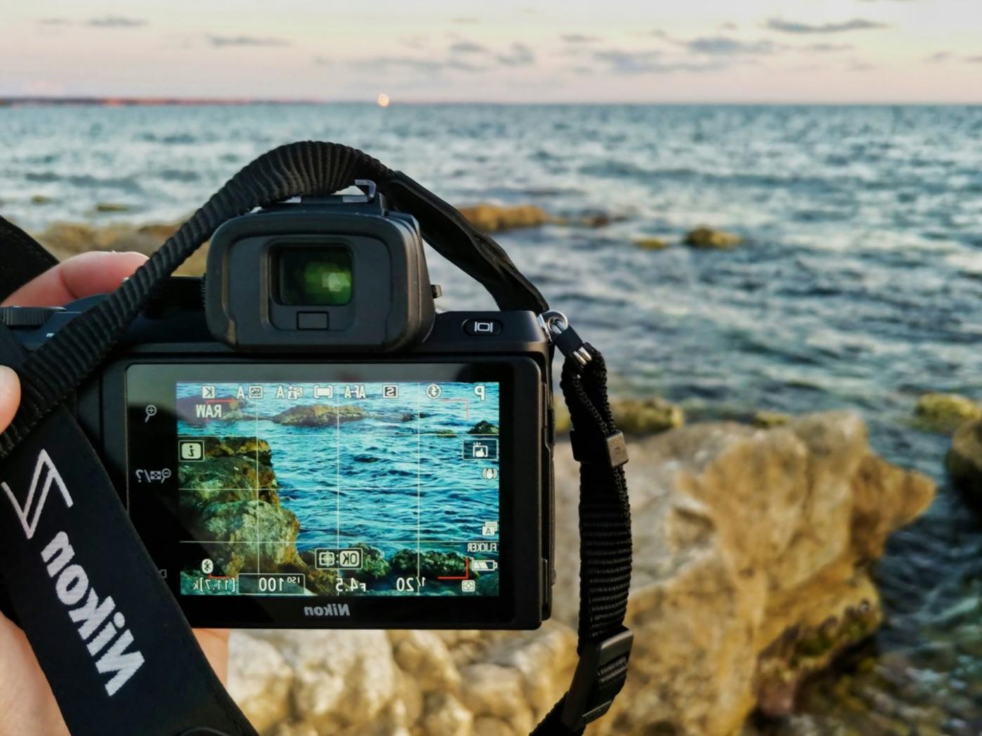 Momento intimo di una coppia durante il servizio fotografico matrimoniale, che mostra l'importanza di catturare emozioni autentiche
