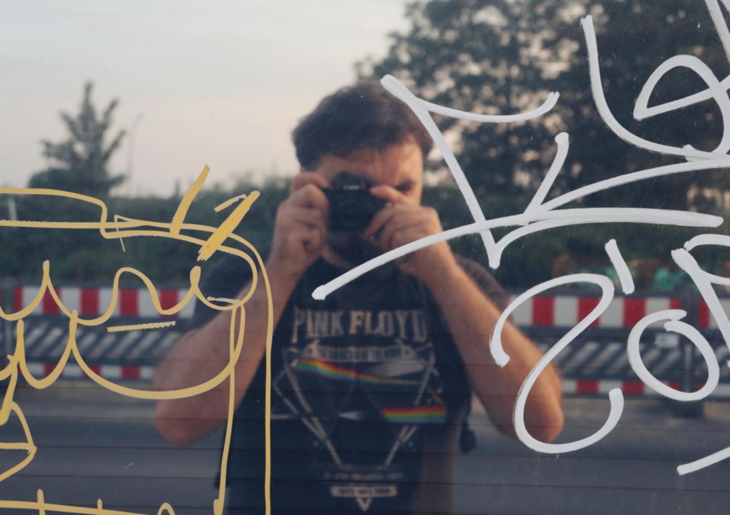 Fotografo matrimoniale al lavoro durante cerimonia elegante