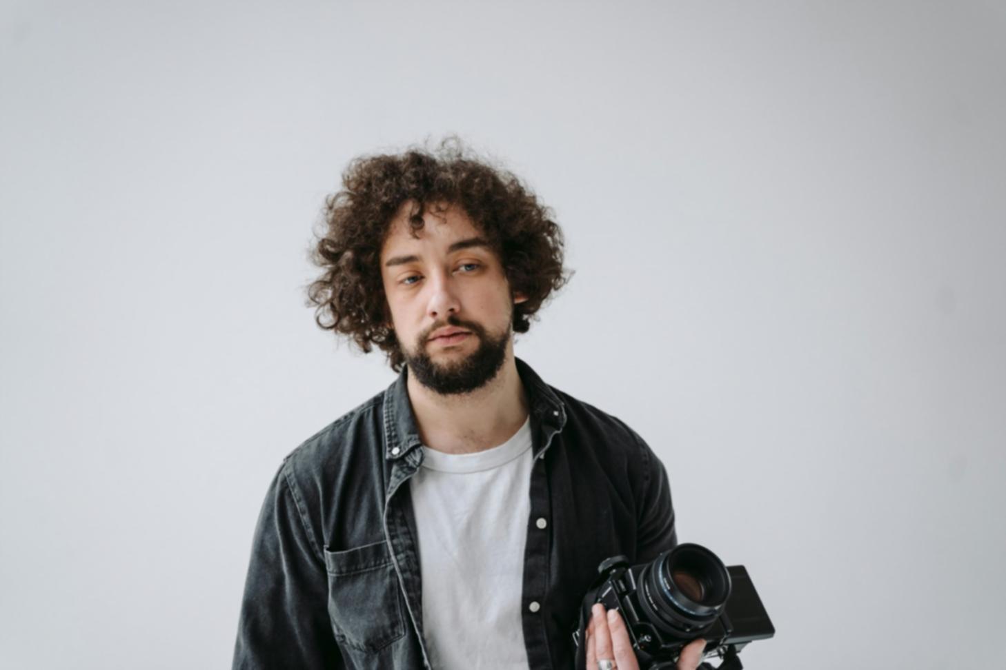 Dettaglio artistico di anelli nuziali con composizione fotografica creativa